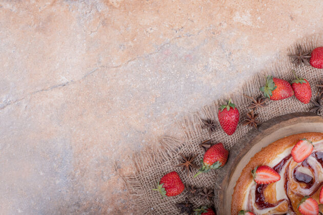 糕点麻布上有茴香味的草莓派健康喜悦美味