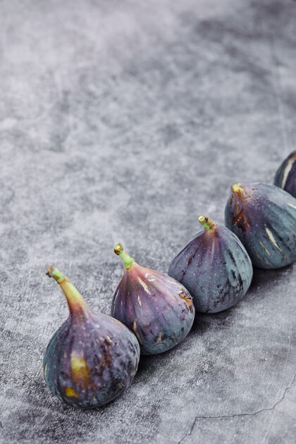 有机大理石上紫色成熟的无花果可食用异国情调甜味