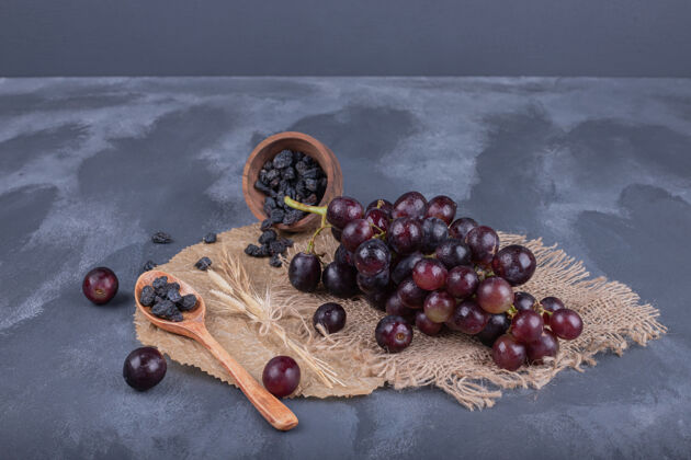 葡萄新鲜成熟的葡萄和麻布汤匙维生素有机粗麻布