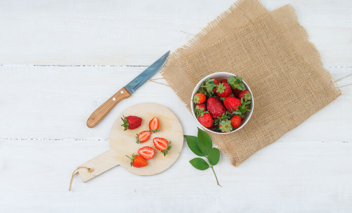 草莓草莓碗和盘子的顶视图成熟的素食者块