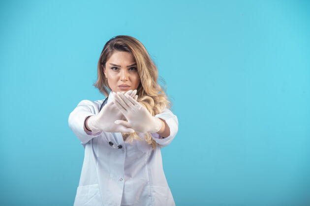 疾病穿白色制服的女医生在阻止什么医院无菌感染