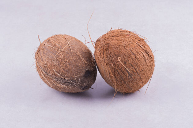 椰子两个椰子隔离在白色的表面上天然成熟热带