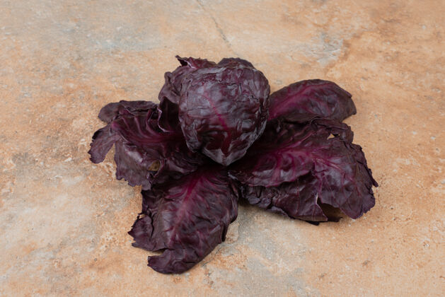 吃紫色新鲜卷心菜放在大理石上好吃蔬菜大理石