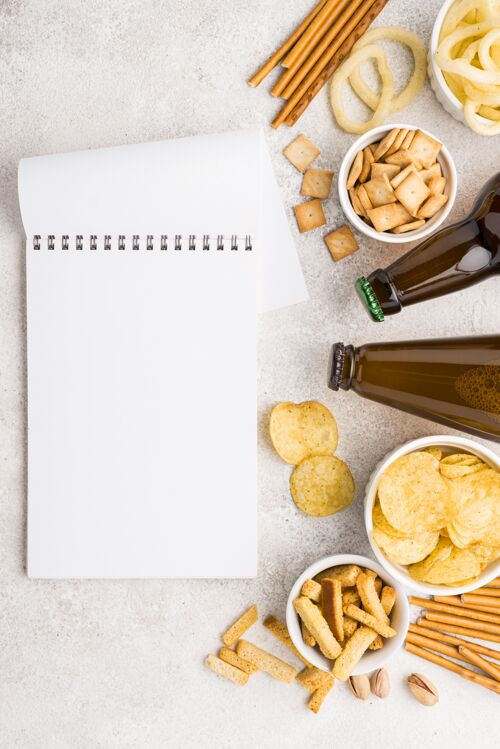 酒笔记本俯视图 可选择零食和啤酒瓶垂直液体啤酒