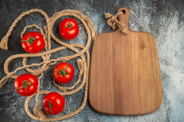 装饰顶视图新鲜的红色番茄与绳索樱桃绳子美味