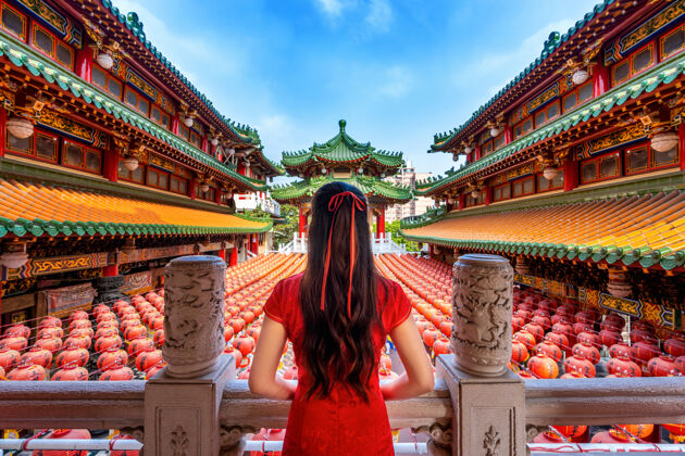 寺庙台湾高雄三丰寺 一位穿着中国传统服饰的亚洲妇女女人女性灯
