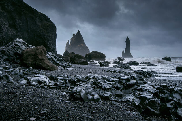 大西洋维克和玄武岩柱 冰岛的黑沙滩石头目的地海浪