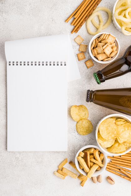 酒笔记本俯视图 可选择零食和啤酒瓶垂直液体啤酒