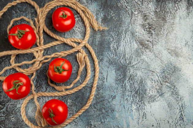 喜庆顶视图新鲜的红色番茄与绳索红色新鲜闪亮