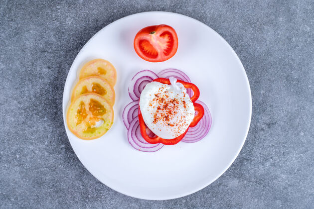 西红柿一个白色的盘子 上面放着切好的西红柿和洋葱高质量的照片好吃吃食物