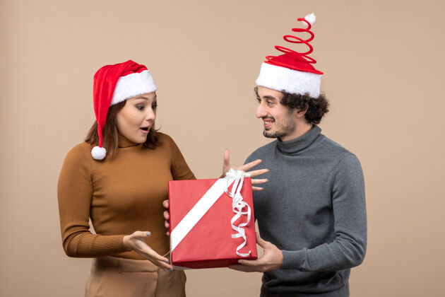 可爱的新年心情与有趣可爱的情侣戴着红色圣诞老人帽的灰色股票形象礼物帽子圣诞老人