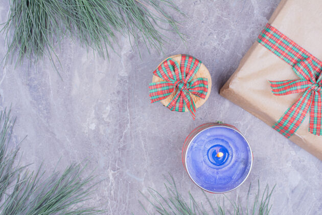 面粉用蓝色蜡烛和礼品盒包装的饼干美味地壳甜点