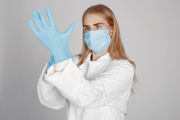 临床戴着医学面具的医生冠状病毒主题隔离在白色背景上人开朗药