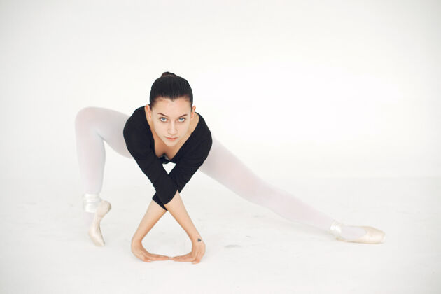 练习漂亮的芭蕾舞演员尖角的芭蕾舞演员运动敏捷优雅