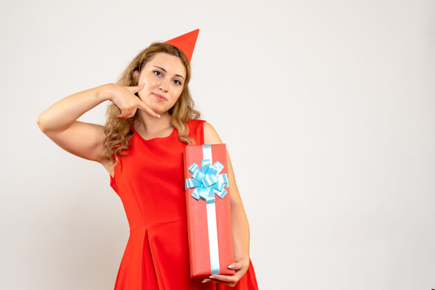 年份正面图身着红色连衣裙的年轻女性用礼物庆祝圣诞节服饰颜色年轻