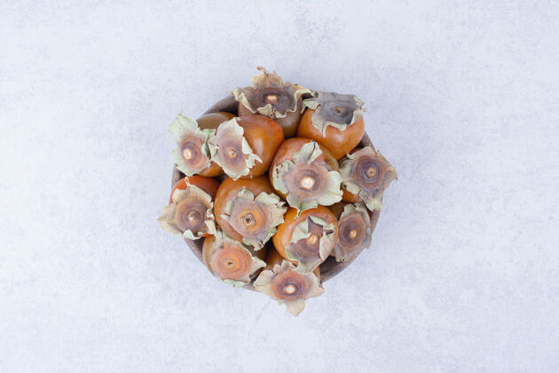 热带黄色枣李子放在灰色的木盘里顶部视图美味甜味