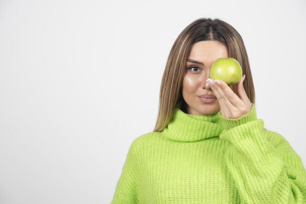 膳食穿着绿色t恤的年轻女子手里拿着一个苹果营养水果表情