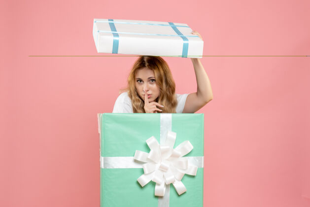 节日正面图年轻女性藏在礼物盒里盒子礼物情感