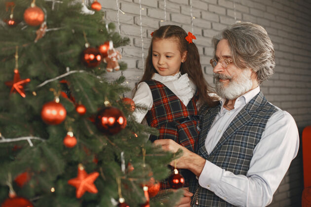 礼物家庭 节日 世代 圣诞节和人的概念房间装饰为圣诞节传统童年关系