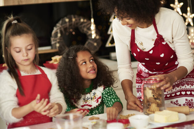 家庭厨房女孩们帮妈妈做圣诞饼干父母家庭家庭生活