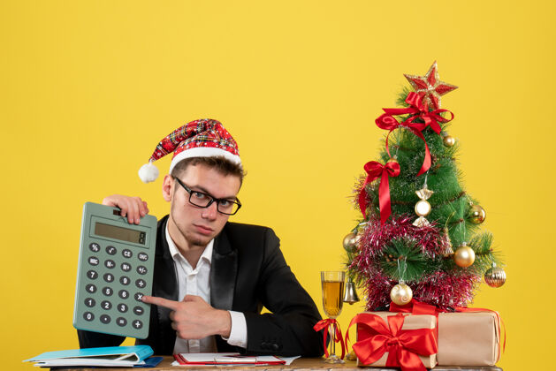 行政人员正面图：男工人拿着计算器围着圣诞树 黄色的礼物商人小举行