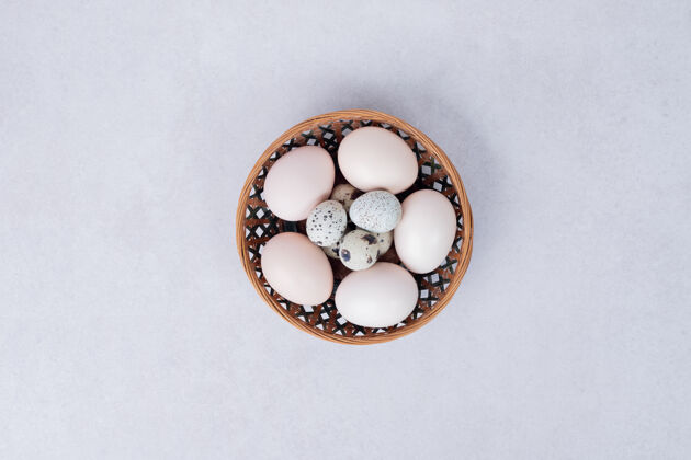 天然鹌鹑蛋和鸡蛋放在白色的碗里鹌鹑有机鸡蛋