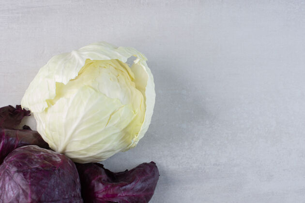 农业新鲜的紫色和白色的卷心菜在石头表面高品质的照片新鲜有机生的