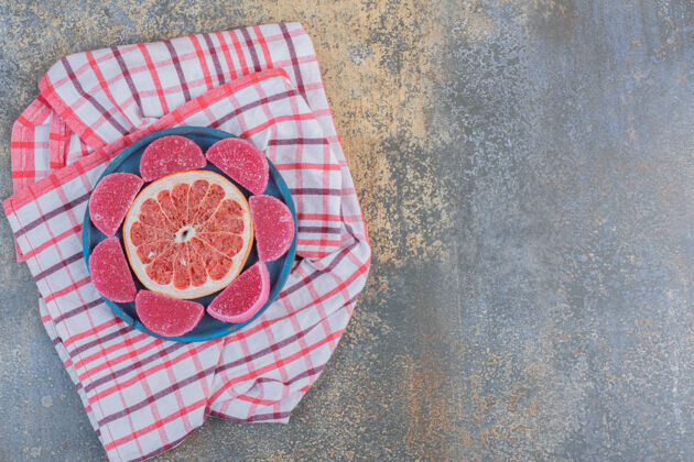 食品在桌布上放一片葡萄柚和果酱高质量的照片葡萄柚咀嚼糖