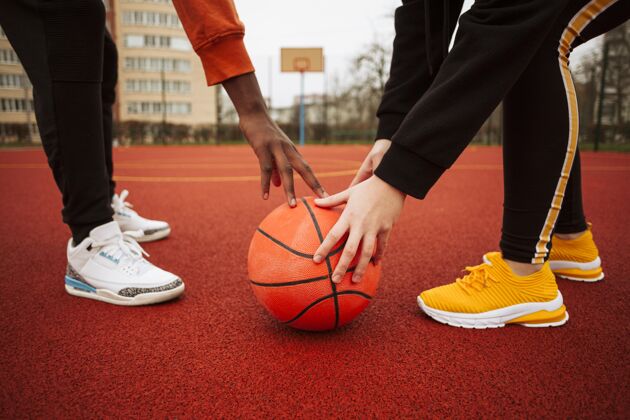城市青少年们一起在篮球场上水平健身健康