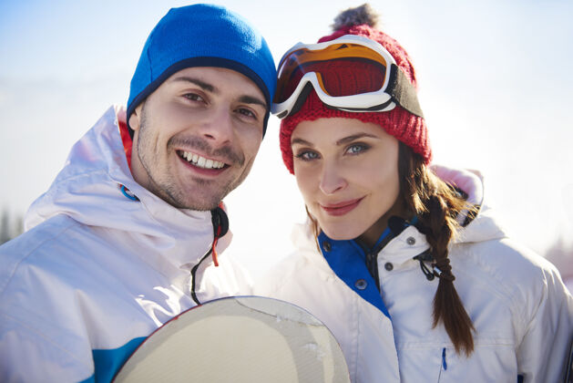 肖像滑雪度假情侣的画像结合极限穿