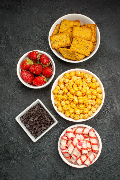 早餐俯瞰不同的食物饼干水果和糖果杏子糖果顶
