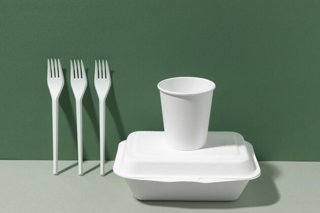 塑料快餐容器和叉子处置塑料杯废物