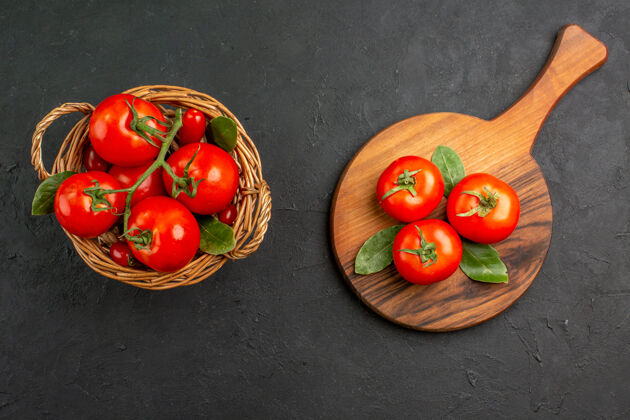 香草顶视图新鲜的红色西红柿在篮子里食物颜色健康