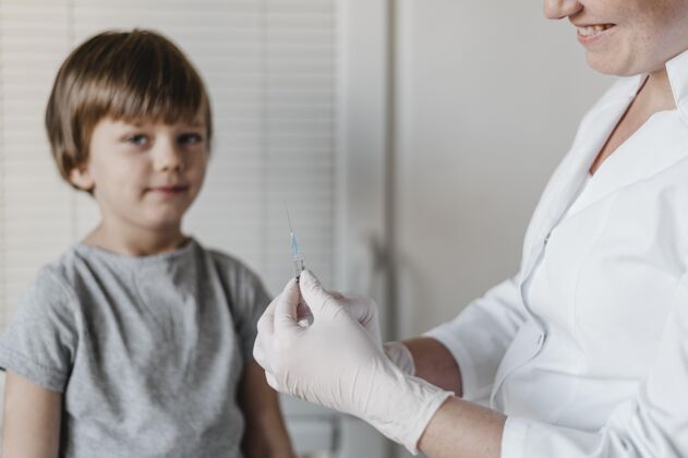 免疫小孩在医生那里打疫苗补救解药注射器