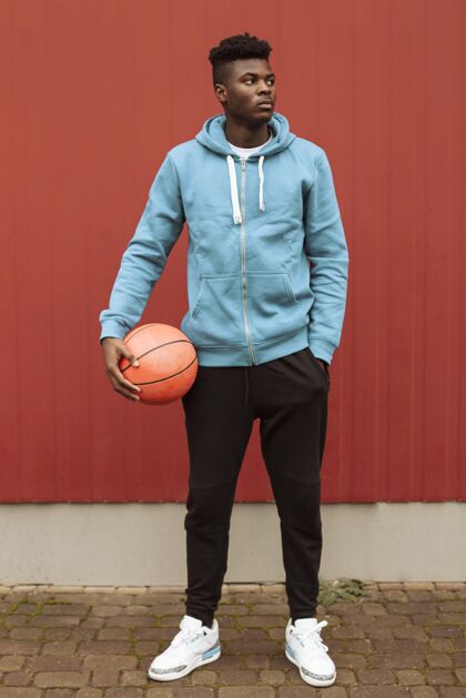 篮球拿着篮球的少年训练健康运动