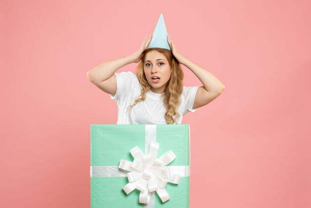 成人正面图年轻女性站在礼品盒内粉色肖像里面