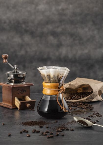 勺子chemex的正视图 带咖啡和复印空间复制咖啡研磨机咖啡