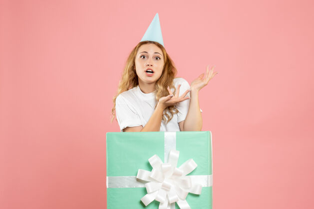 礼物正面图年轻女性站在礼品盒内微笑圣诞节丝带