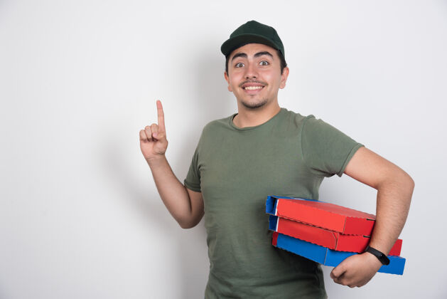 披萨送货员拿着披萨盒 指着白色背景肖像携带男人