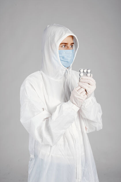 肖像戴着医用面罩的医生冠状病毒主题隔离在白色背景下带着药片的女人诊所医院实验室