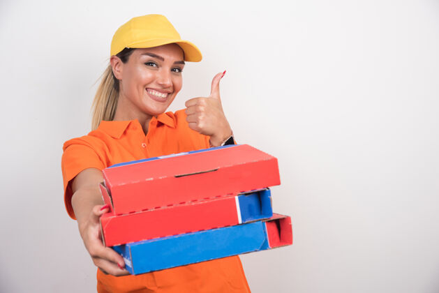 女人披萨送货员拿着披萨盒在白色背景上竖起大拇指女孩女性快餐