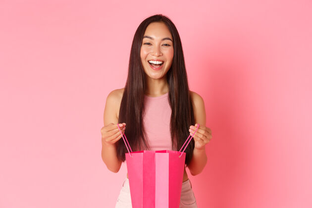 女性带着购物袋的年轻女子模特日本顾客