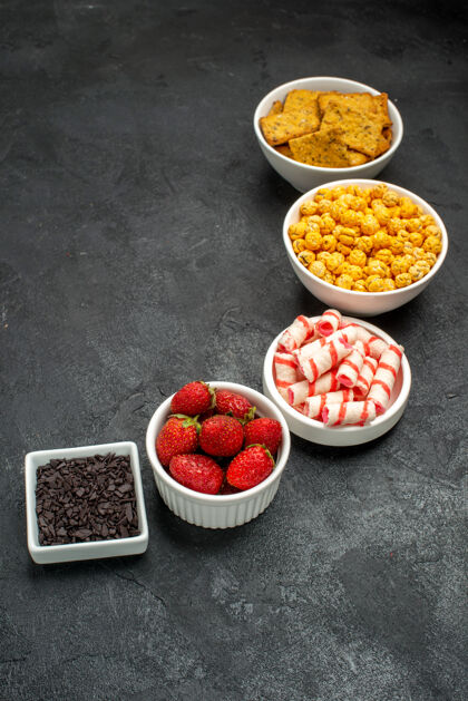 巧克力半俯瞰美味的糖果和饼干 草莓和巧克力早餐浆果碗