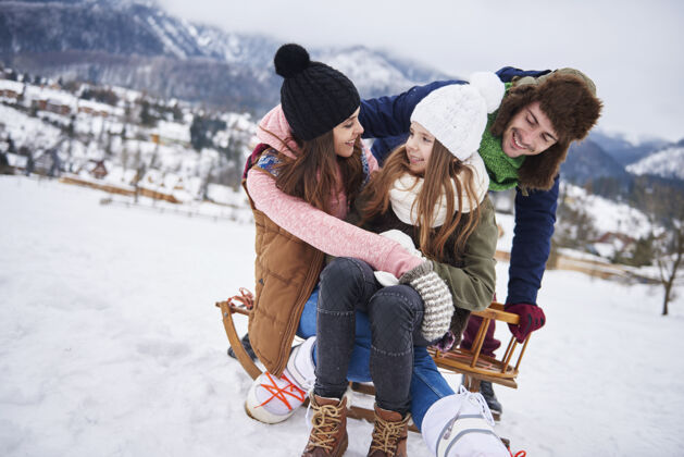一群人山上下雪的乐趣快乐温暖孩子