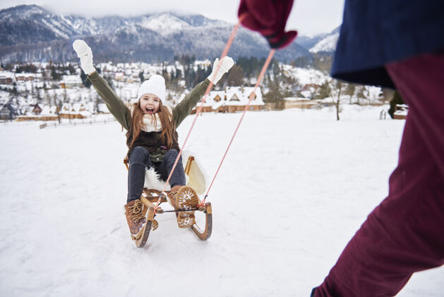 温暖和爸爸在雪地里玩孩子人情舒适