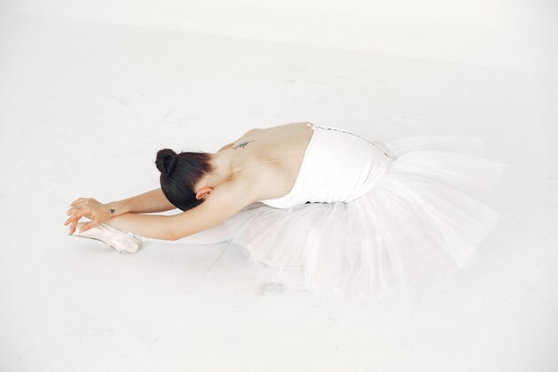 练习漂亮的芭蕾舞演员尖角的芭蕾舞演员苗条专业表演