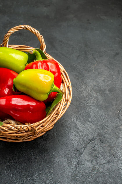 胡椒前视图新鲜甜椒在篮子里成熟的素食的西红柿