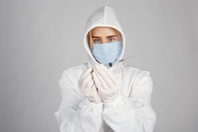 儿科医生戴着医用面罩的医生冠状病毒主题隔离在白墙上穿着防护服的女人诊所医学药剂师