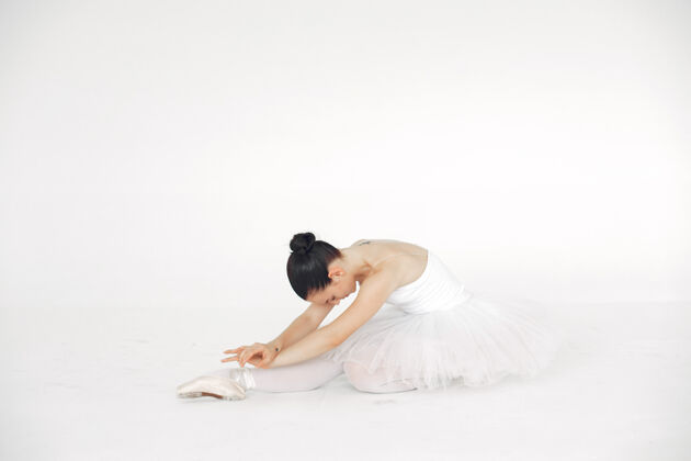 室内漂亮的芭蕾舞演员尖角的芭蕾舞演员移动踮脚平衡