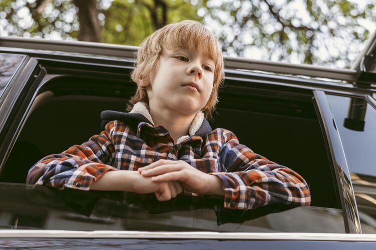 旅行低角度的孩子在车里 而在公路旅行冒险旅行冒险